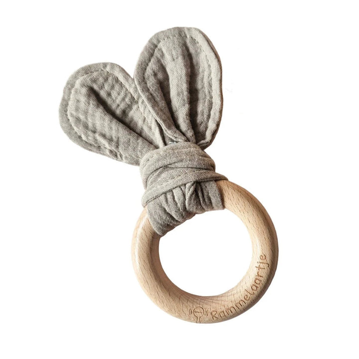 houten bijtring van rammelaartjes met stoffen oorjes