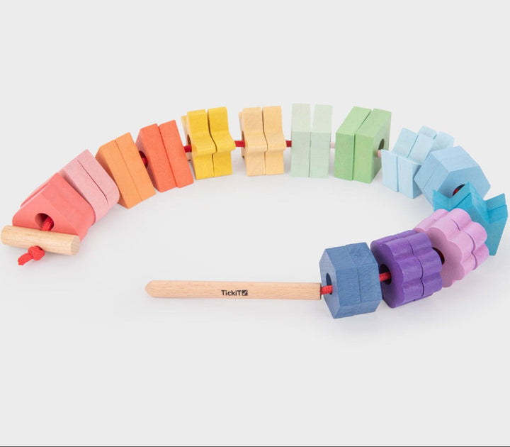 Tickit regenboog houten vetervormen met rijgveter en verschillende vormen van massief hout