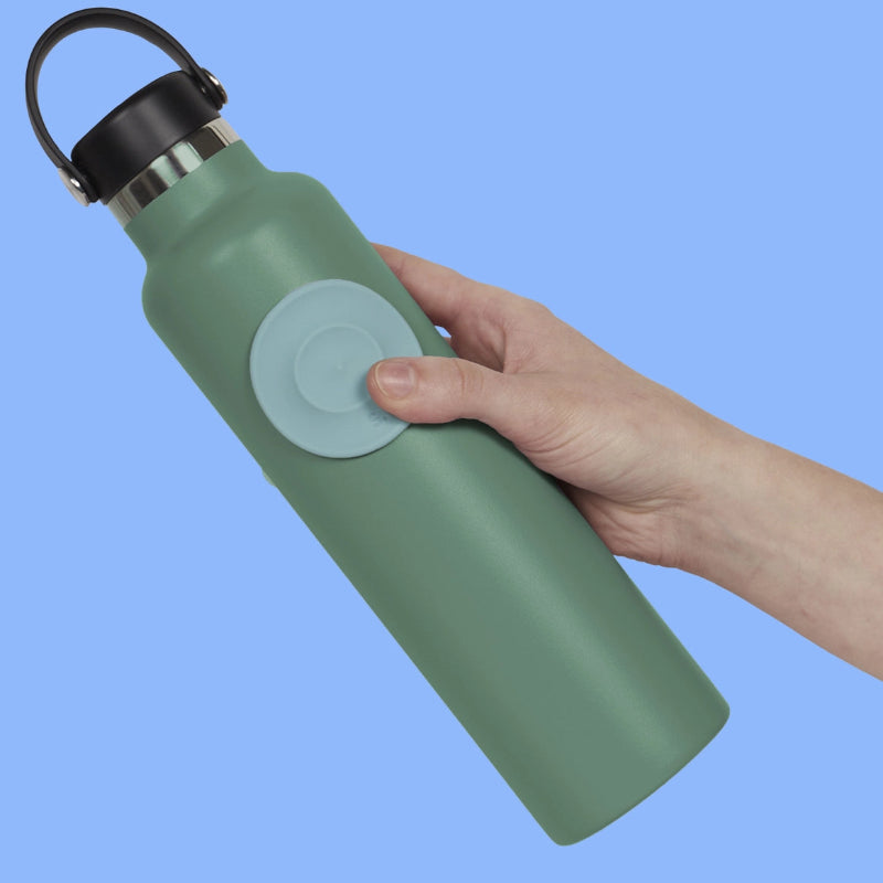 Ronde siliconen fidget sticker van Speks op een drinkfles