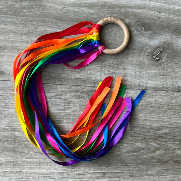 regenbogen dans lint, regenbogen hand kite, op houten tafel, houten ring met sliertjes, toys42hands