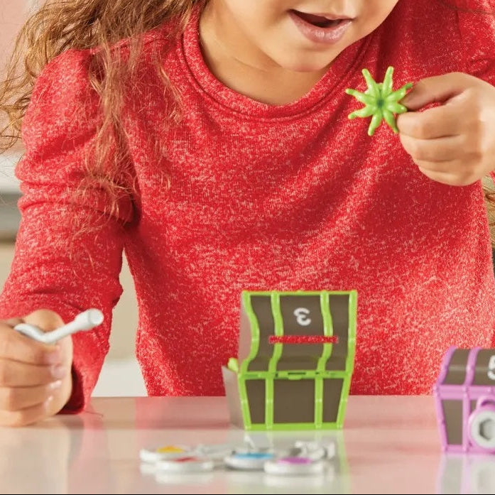 Learning Resources Slotkistjes piraat, kind aan het spelen met slotkistjes en sloten, motoriekspeelgoed