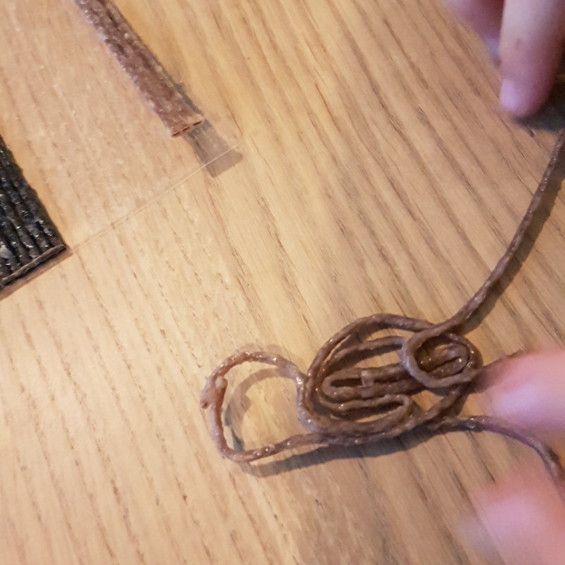 handen die Wikki Stix in natuurlijke kleuren buigen en vormen tot figuren, fijne motoriek knutselmateriaal, herbruikbaar