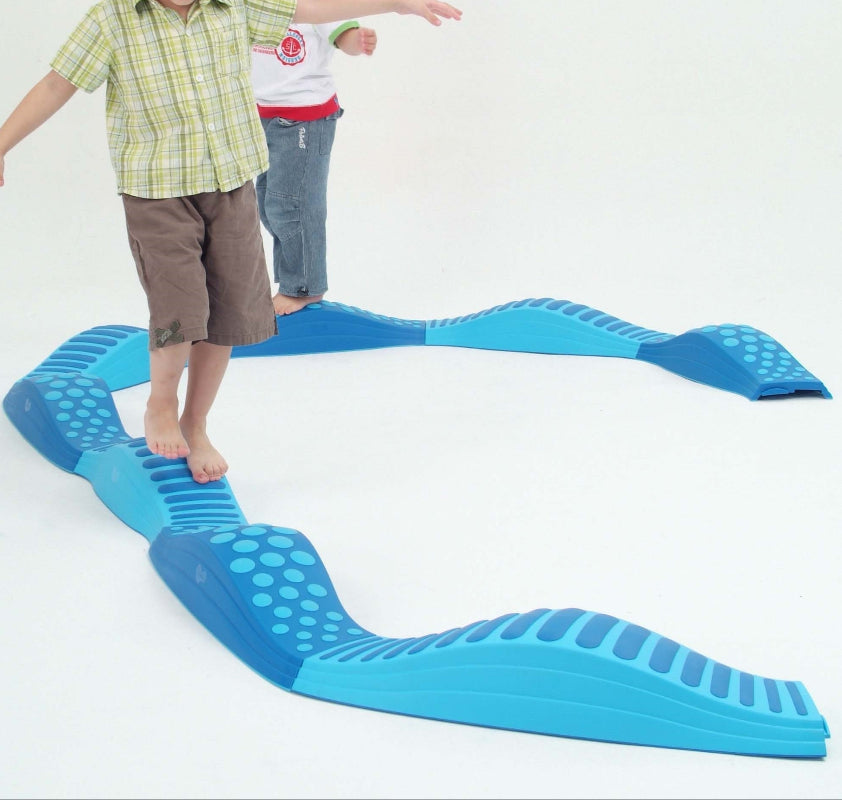 twee kinderen lopen de weplay Regenbogen balans parcour, grove motoriek training