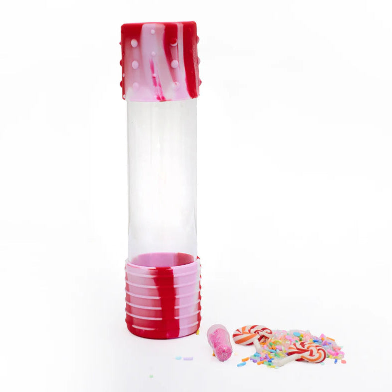 diy calm down bottle van jellystone, roze rood met thema candy en snoep, sensoriek materiaal naast de fles