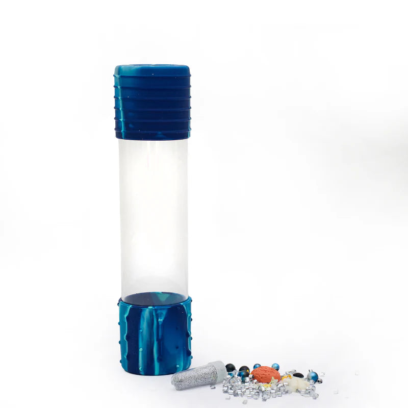 diy calm down bottle, sensoriek fles van jellystone met inhoud ernaast, glitter en planeten