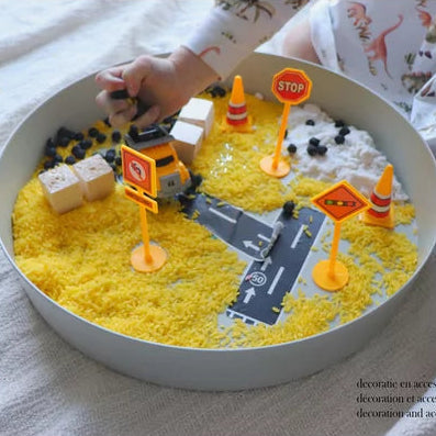 speltray van jellystone met gele reis, verkeersborden en autos, sensoriek spel