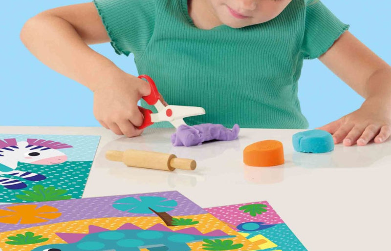 kind dat klei knipt, ses knippen leren, motoriekmateriaal
