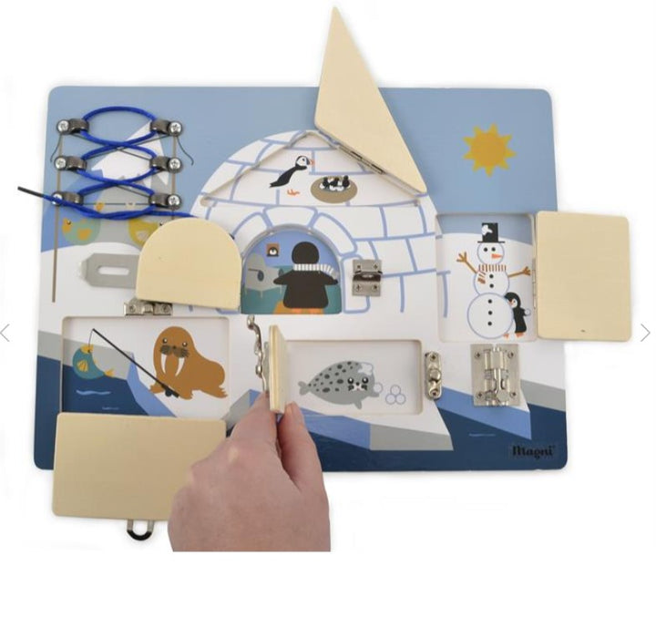 Ontdekkend spelen met het houten sluitingenbord pinguïn – alle klepjes open, winterdieren zoals zeehond en walrus zichtbaar. Stimuleert nieuwsgierigheid en motorische vaardigheden.