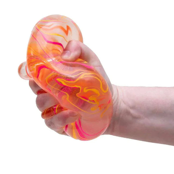 hand drukt de grote nice berg van needoh, nee doh niceberg oranje in hand
