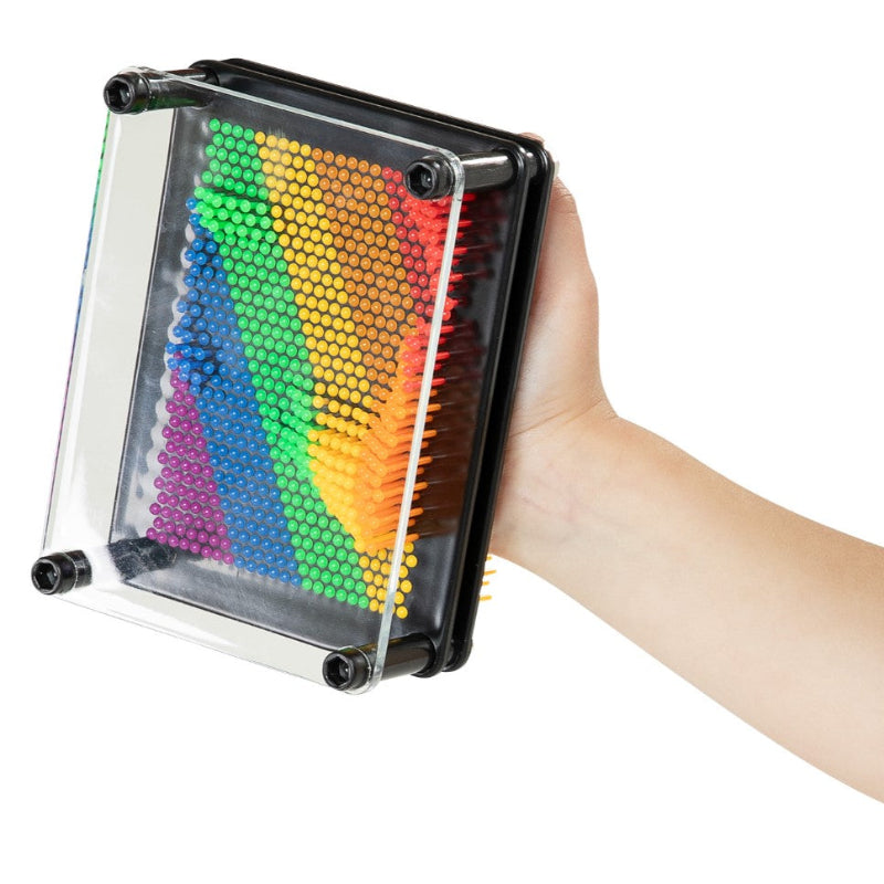 pin pression, pin art met kinderhand, regenbogen kleuren, sensoriek materiaal