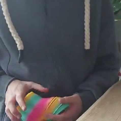 tweehandig spelen met de traploper van 10cm, motoriekspeelgoed