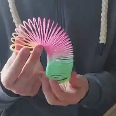 kleine traploper met twee handen spelen, tweehandig spelen, toys42hands