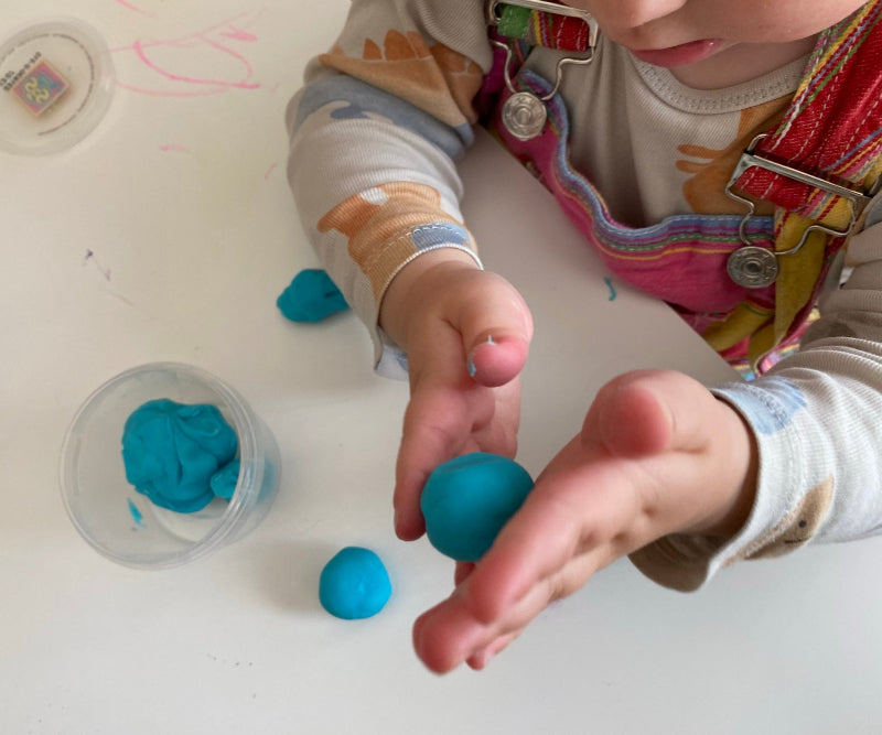 duurzame klei van ses, motoriekspeelgoed, kinderhand met kleibal
