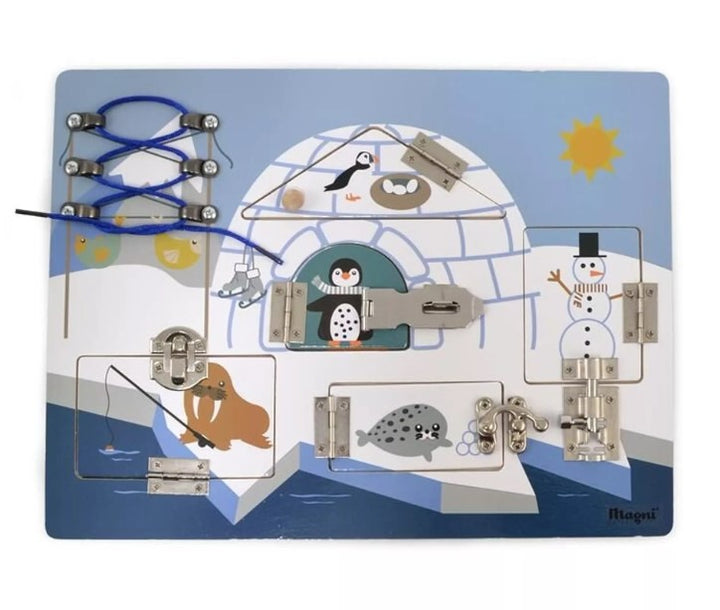 Houten sluitingenbord met winterthema en pinguïn – alle klepjes gesloten. Kinderen oefenen fijne motoriek door de verschillende slotjes te openen.