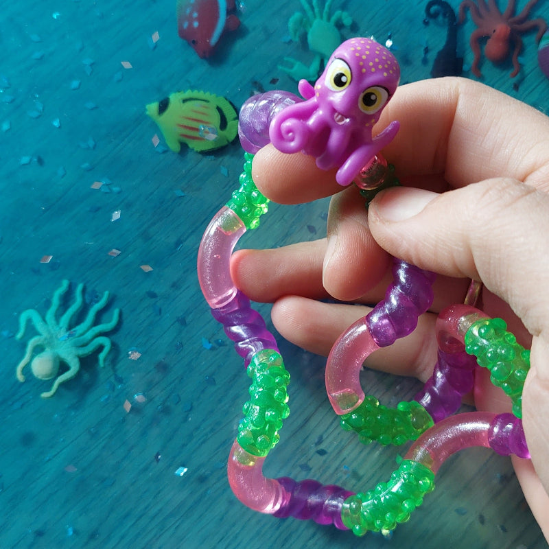 vrolijke octopus aan structuurtangle op vloeistofkussen