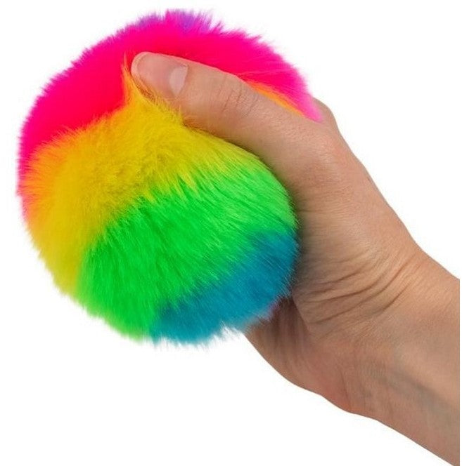 Zachte pluche fidgetbal in vrolijke regenboogkleuren in hand