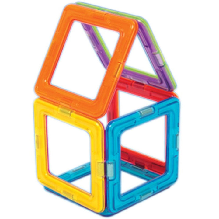 een huis van magformer vierkantjes, motoriekspeelgoed