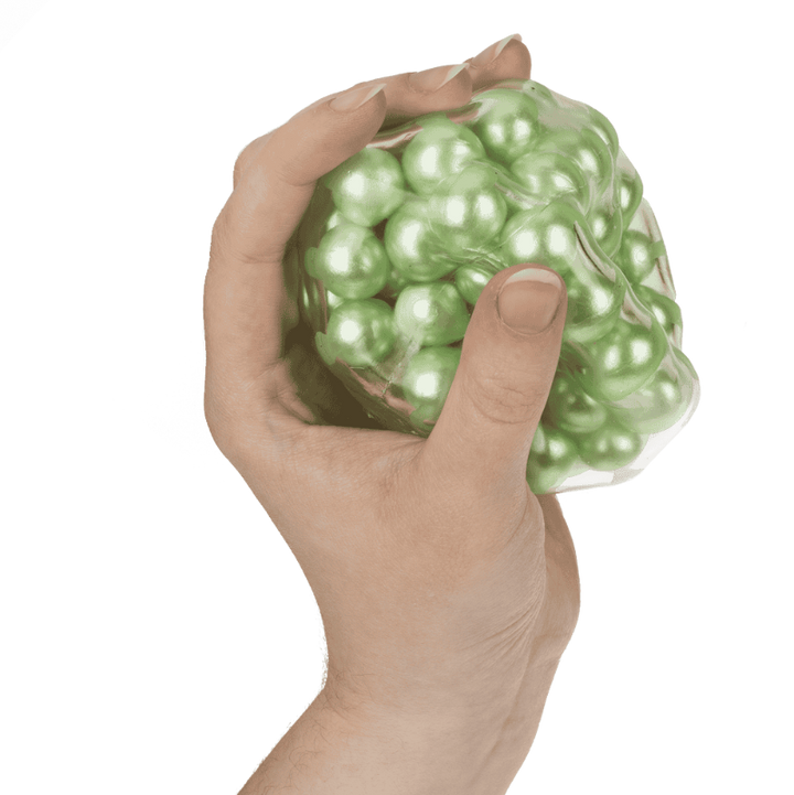hand met groene xl asmr sensoriek squeeze ball, antistressball, sensoriekmateriaal, sie materiaal