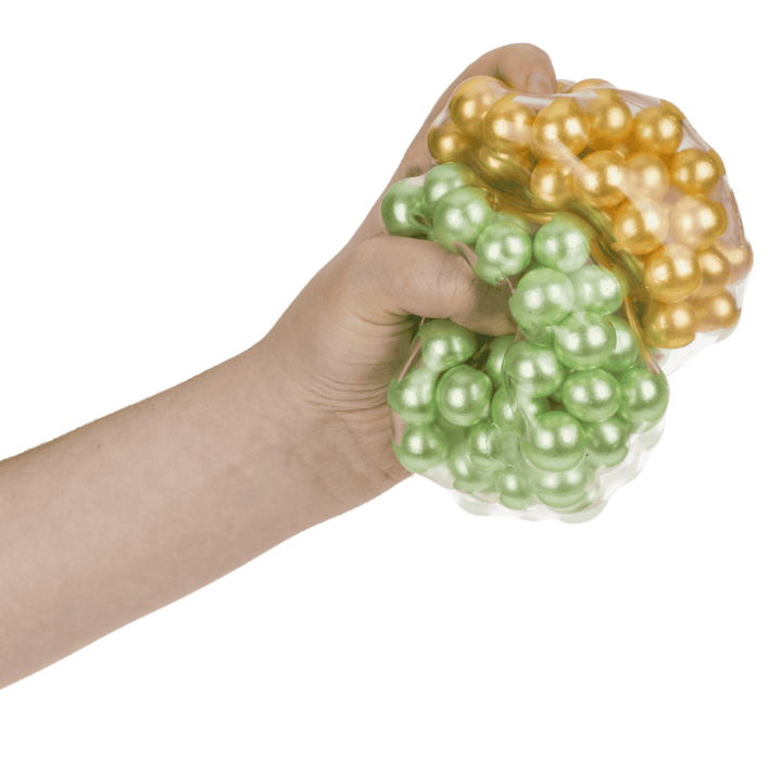 hand met twee sensory antistressballen, asmr, geluids sensoriek ballen