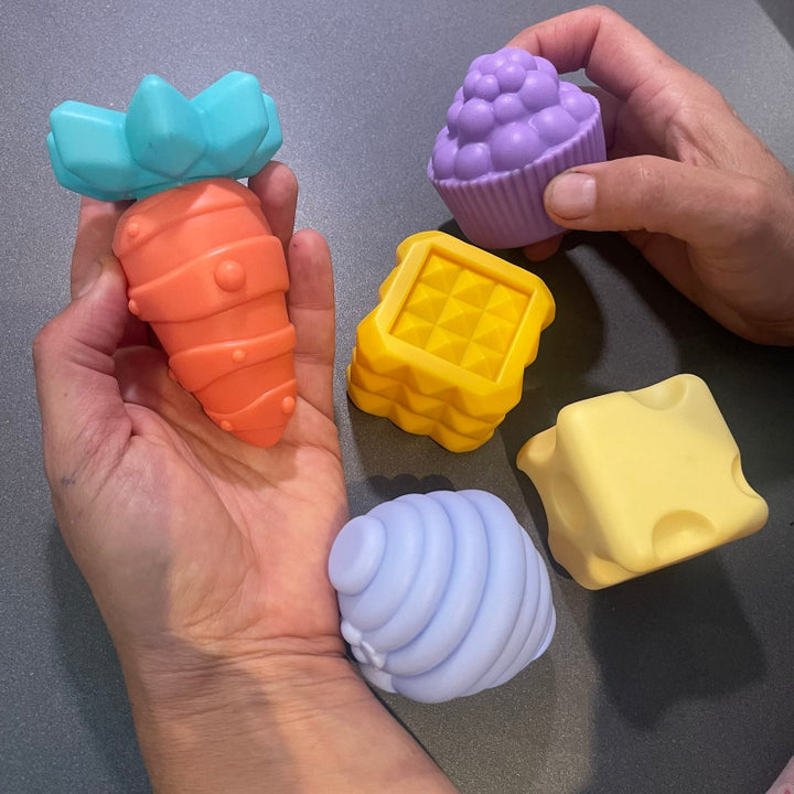 sensoriek voelvormen sensoriek ballen, babyballen eerste vormen in hand